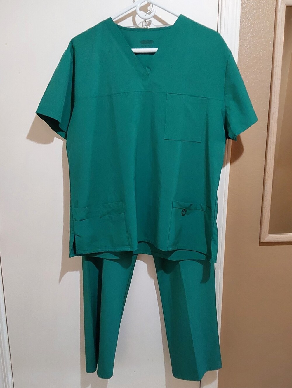 🌺 Near New Scrubaid Green Scrub Set